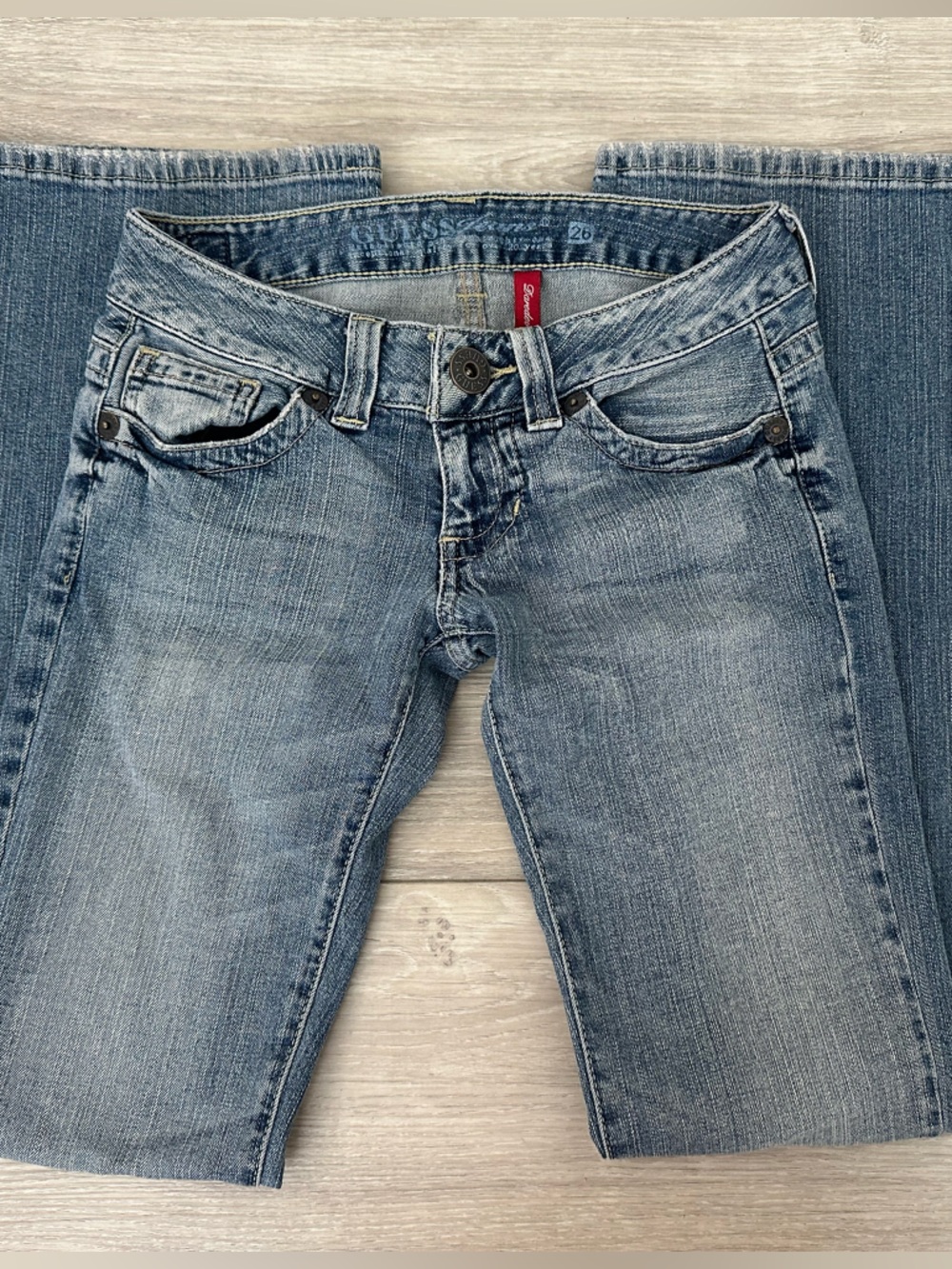 Guess low rise bootcut jeans 26